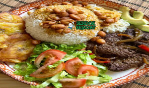 Dominican La Bandera dengan nasi, kacang merah, daging, dan tostones