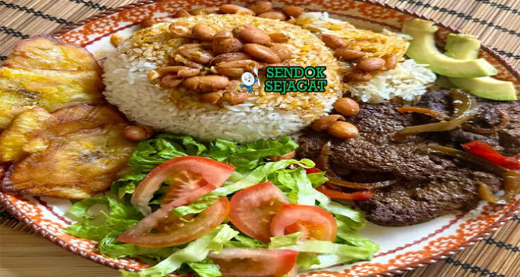Dominican La Bandera dengan nasi, kacang merah, daging, dan tostones
