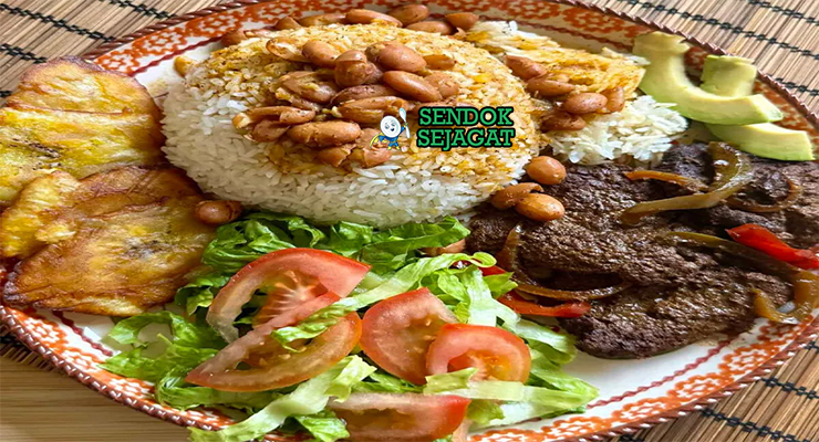 Dominican La Bandera dengan nasi, kacang merah, daging, dan tostones