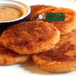 Ecuadorian Llapingachos dengan saus kacang dan telur mata sapi