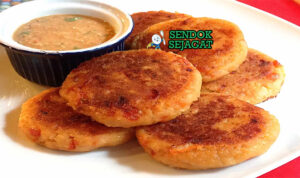 Ecuadorian Llapingachos dengan saus kacang dan telur mata sapi