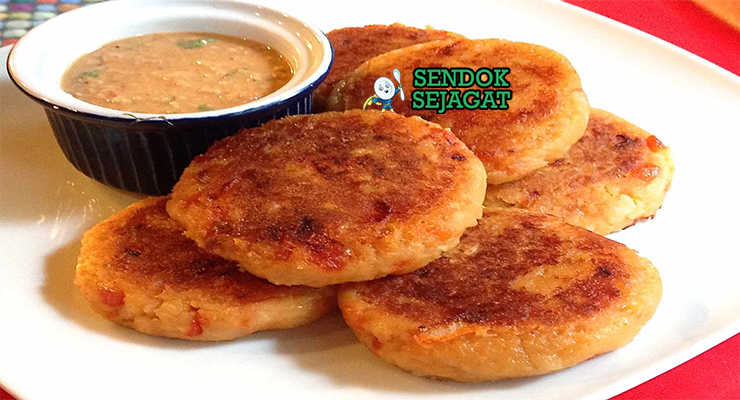 Ecuadorian Llapingachos dengan saus kacang dan telur mata sapi