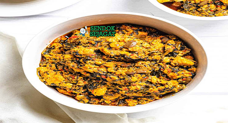 Egusi Soup Nigeria dengan biji egusi, bayam, dan fufu