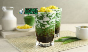 Es Cendol Jawa dengan cendol hijau, santan, dan es batu