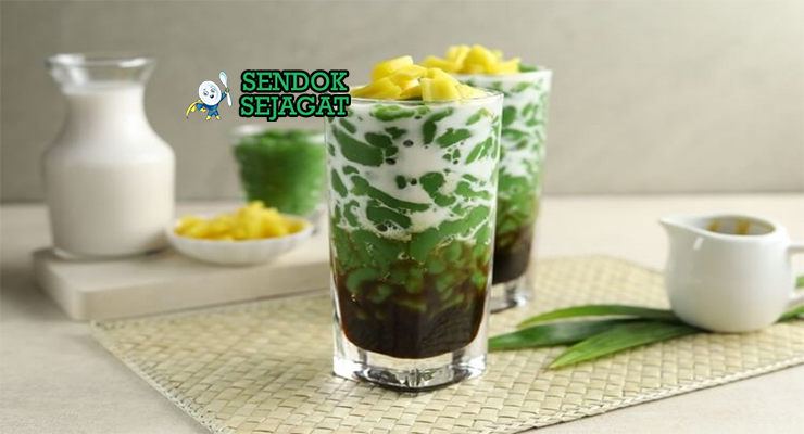 Es Cendol Jawa dengan cendol hijau, santan, dan es batu