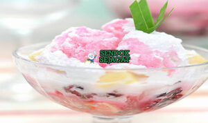 Es Doger Bandung dengan es serut, santan, dan topping kelapa