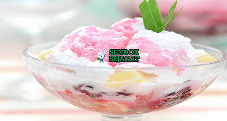 Es Doger Bandung dengan es serut, santan, dan topping kelapa