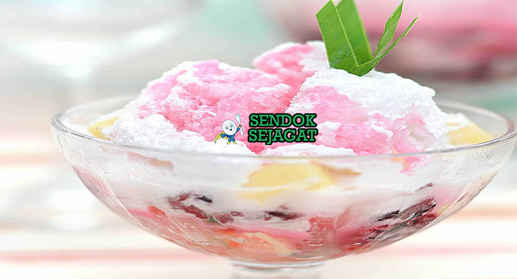 Es Doger Bandung dengan es serut, santan, dan topping kelapa