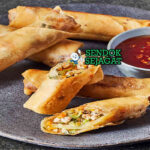 Filipino Lumpia dengan kulit renyah dan saus cocolan