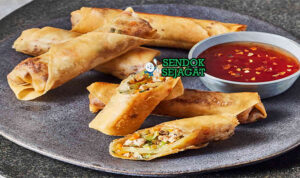 Filipino Lumpia dengan kulit renyah dan saus cocolan