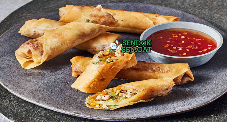 Filipino Lumpia dengan kulit renyah dan saus cocolan