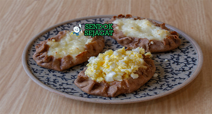 Finnish Karelian Pie dengan kulit rye renyah dan munavoi