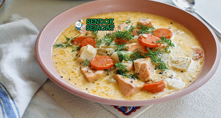Finnish Lohikeitto dengan salmon dan roti gandum hitam
