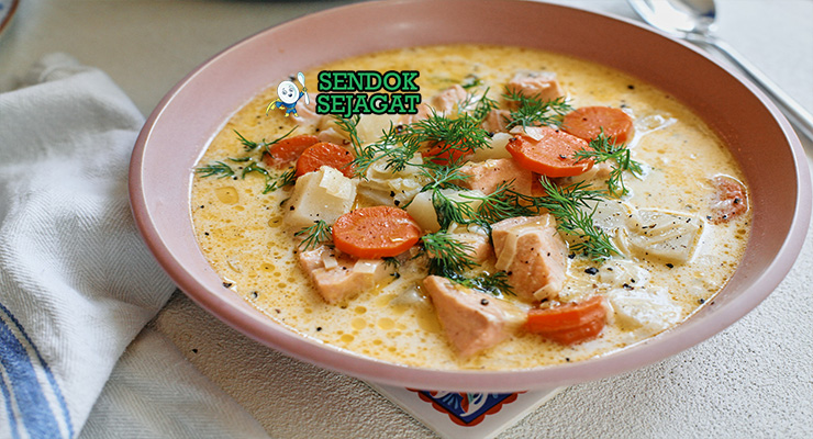 Finnish Lohikeitto dengan salmon dan roti gandum hitam