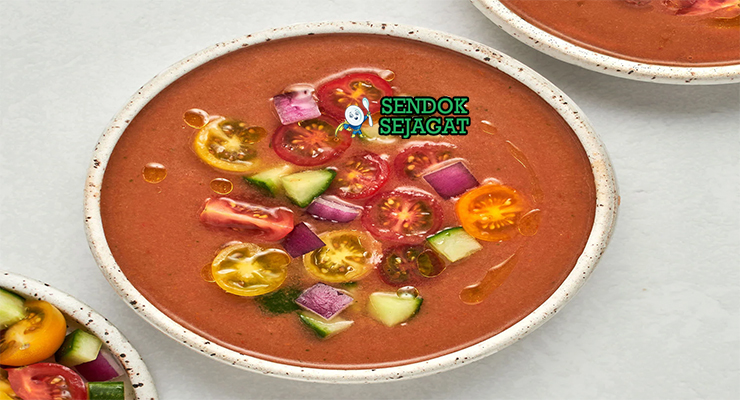 Spanish Gazpacho dengan tomat, mentimun, dan crouton