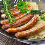 German Bratwurst dengan sauerkraut, mustard, dan roti