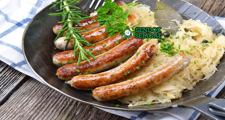 German Bratwurst dengan sauerkraut, mustard, dan roti