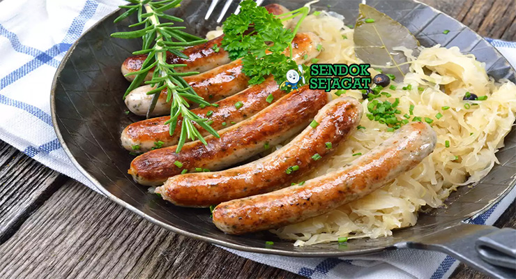 German Bratwurst dengan sauerkraut, mustard, dan roti
