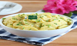 German Kartoffelsalat dengan kentang, bawang, dan sosis Jerman