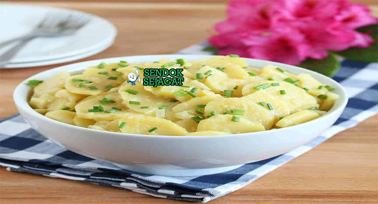 German Kartoffelsalat dengan kentang, bawang, dan sosis Jerman