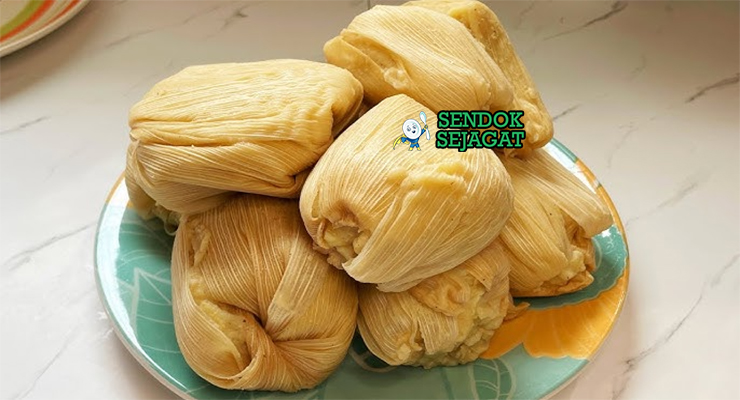 Ghanaian Kenkey dengan sup ikan pedas di piring