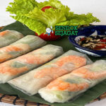 Vietnamese Goi Cuon dengan udang, sayuran, dan saus kacang