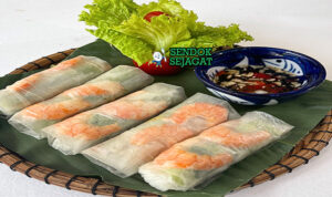 Vietnamese Goi Cuon dengan udang, sayuran, dan saus kacang
