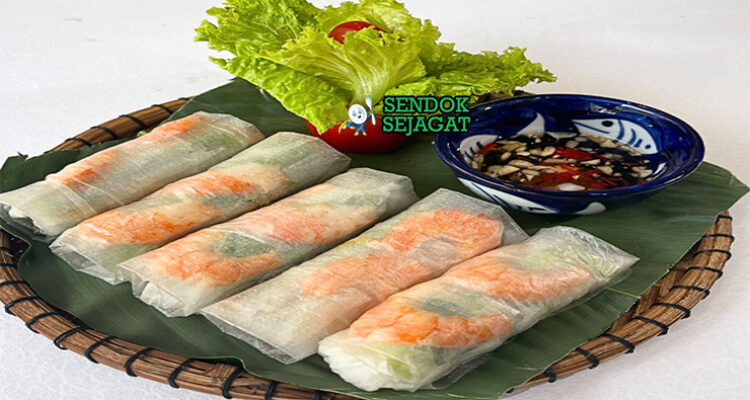 Vietnamese Goi Cuon dengan udang, sayuran, dan saus kacang