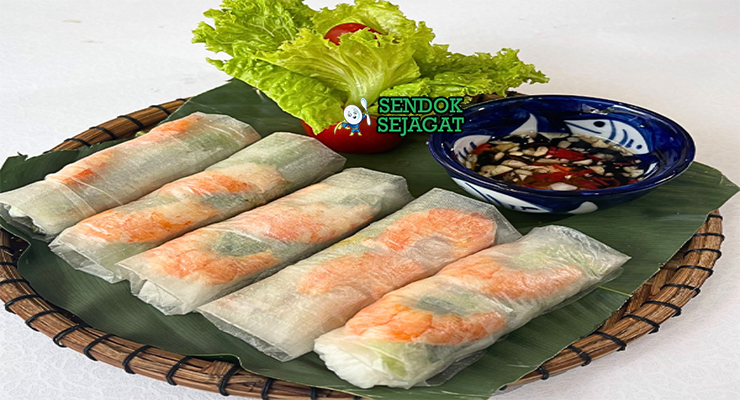Vietnamese Goi Cuon dengan udang, sayuran, dan saus kacang