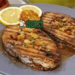 Grilled Kingfish with Wattleseed Butter dengan salad hijau dan irisan lemon