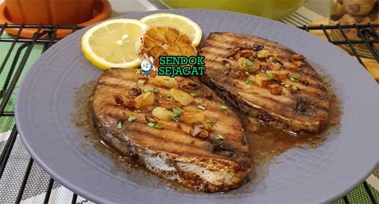 Grilled Kingfish with Wattleseed Butter dengan salad hijau dan irisan lemon