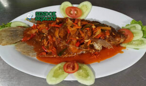 Gurame Krispy Saus Padang dengan saus merah pedas dan nasi