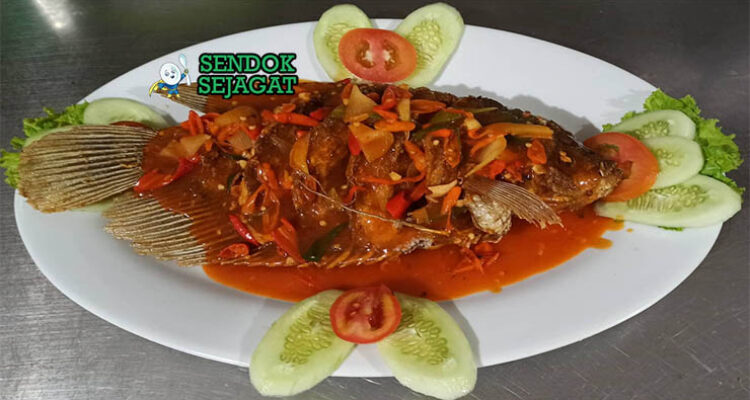 Gurame Krispy Saus Padang dengan saus merah pedas dan nasi