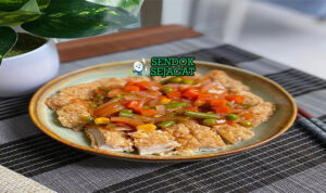 Malaysian Hainanese Pork Chop dengan saus tomat dan kacang polong