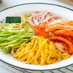 Hiyashi Chuka Jepang dengan mi dingin dan topping ayam