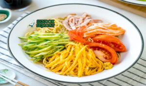 Hiyashi Chuka Jepang dengan mi dingin dan topping ayam
