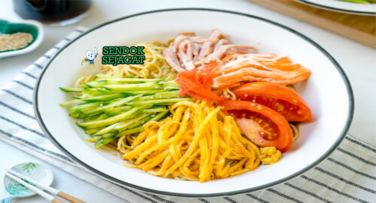 Hiyashi Chuka Jepang dengan mi dingin dan topping ayam