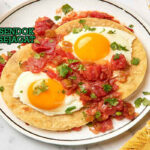 Huevos Rancheros Meksiko dengan tortilla, telur, dan salsa