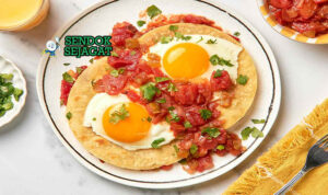 Huevos Rancheros Meksiko dengan tortilla, telur, dan salsa