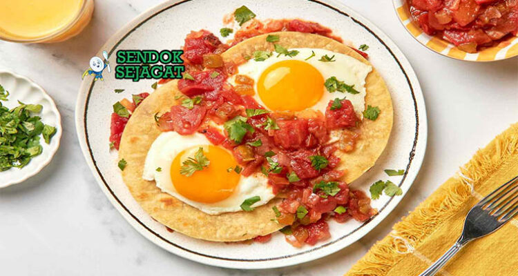Huevos Rancheros Meksiko dengan tortilla, telur, dan salsa