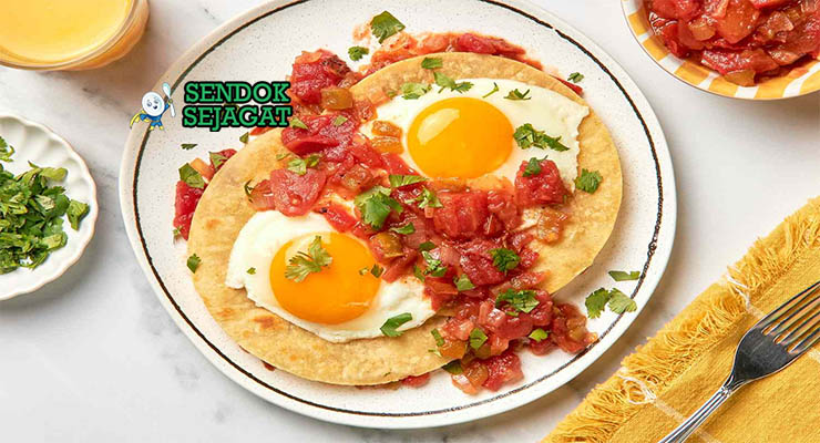 Huevos Rancheros Meksiko dengan tortilla, telur, dan salsa