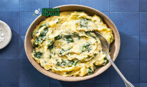 Irish Colcannon dengan kentang tumbuk, kubis, dan mentega