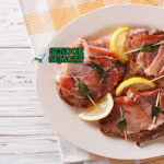 Italian Saltimbocca dengan daging sapi, prosciutto, dan saus anggur