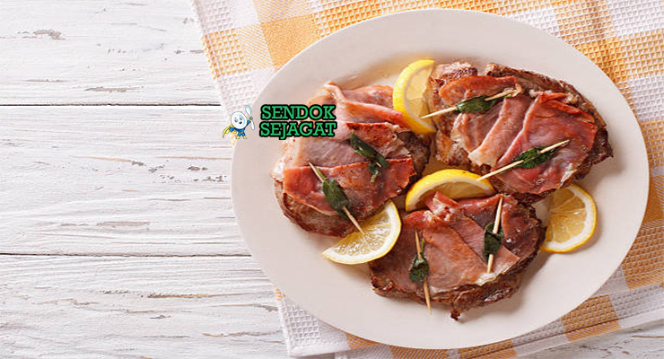 Italian Saltimbocca dengan daging sapi, prosciutto, dan saus anggur