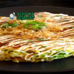Japanese Okonomiyaki dengan saus okonomiyaki dan katsuobushi