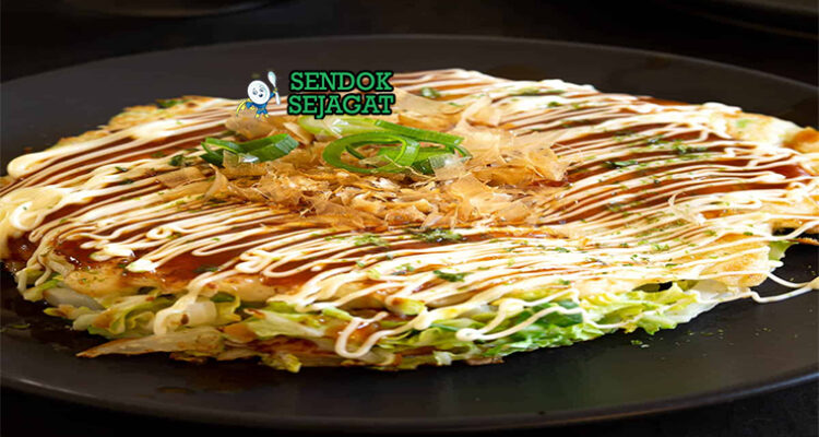 Japanese Okonomiyaki dengan saus okonomiyaki dan katsuobushi
