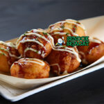 Japanese Takoyaki dengan saus takoyaki dan katsuobushi