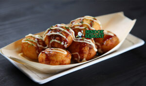 Japanese Takoyaki dengan saus takoyaki dan katsuobushi