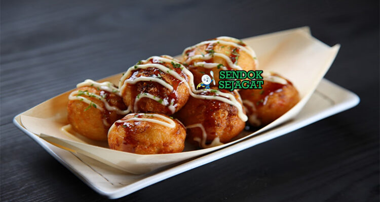 Japanese Takoyaki dengan saus takoyaki dan katsuobushi