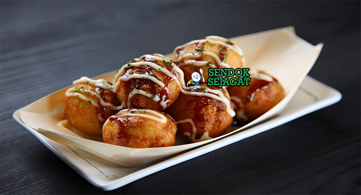 Japanese Takoyaki dengan saus takoyaki dan katsuobushi